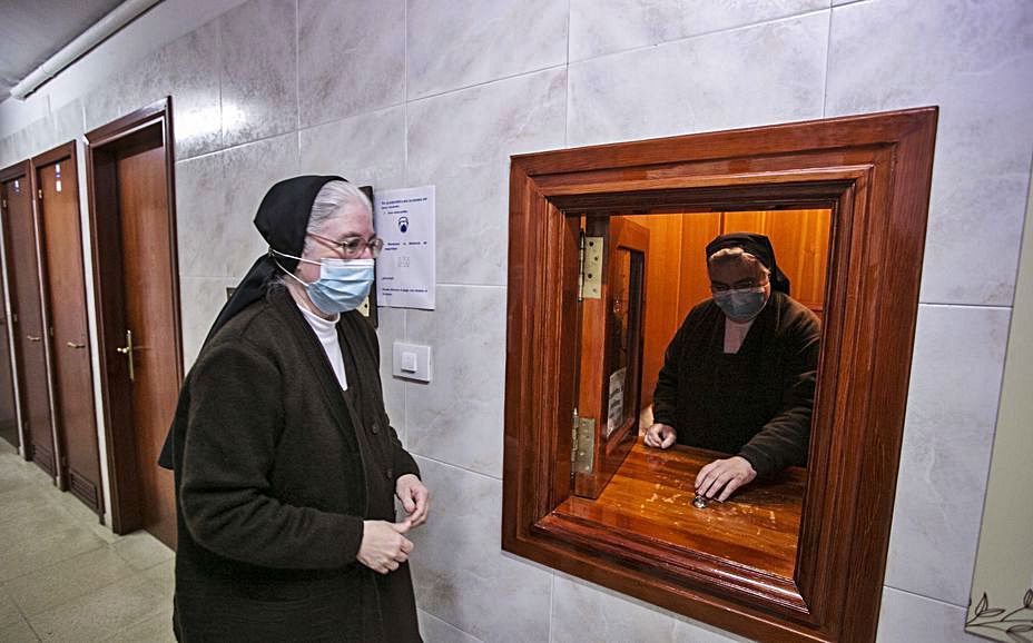 María Teresa Montoto, priora del convento, y la hermana Marifé, junto al torno en el que venden sus productos de repostería. | Irma Collín