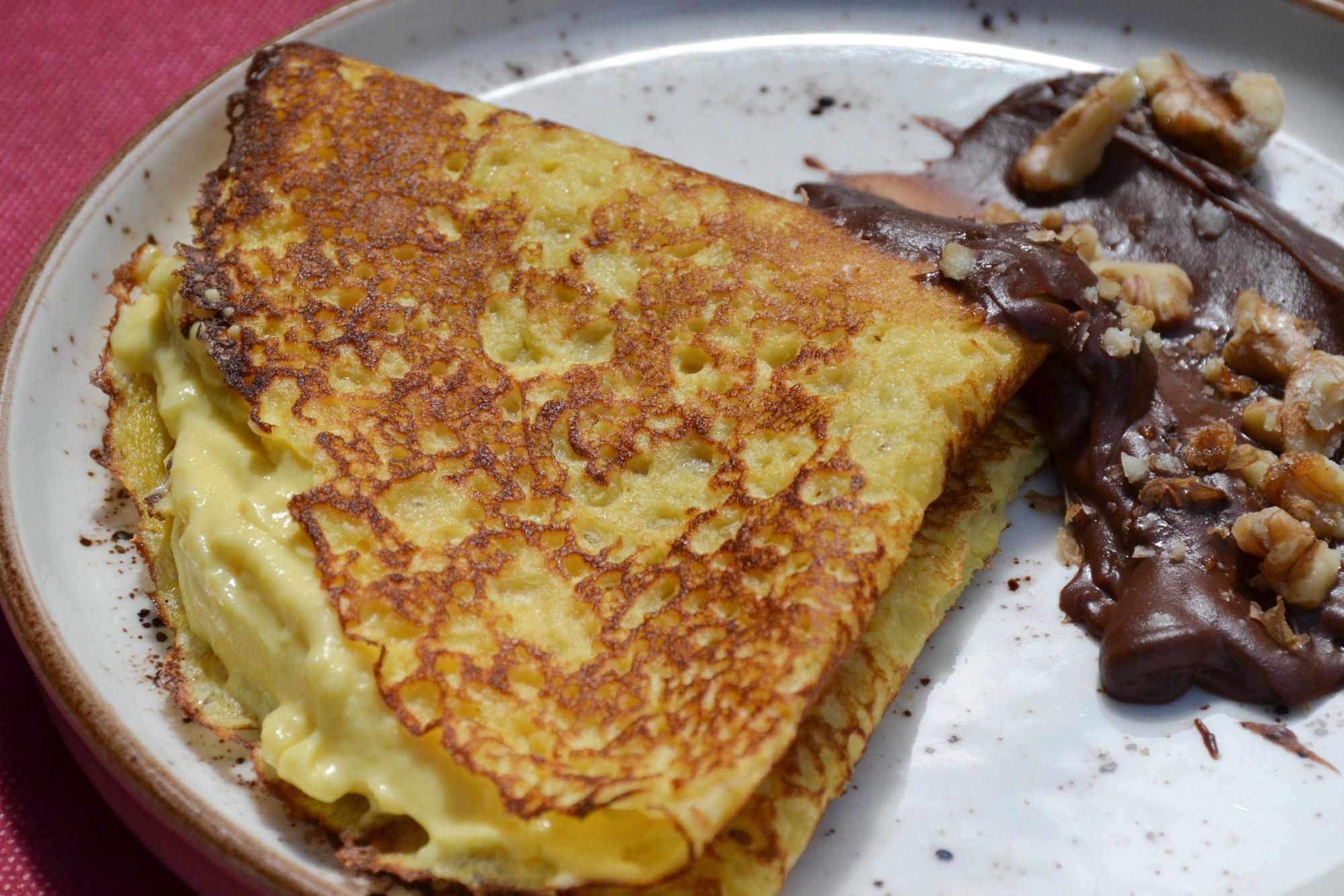 Frixuelo relleno de crema pastelera con crema de chocolate y nueces.