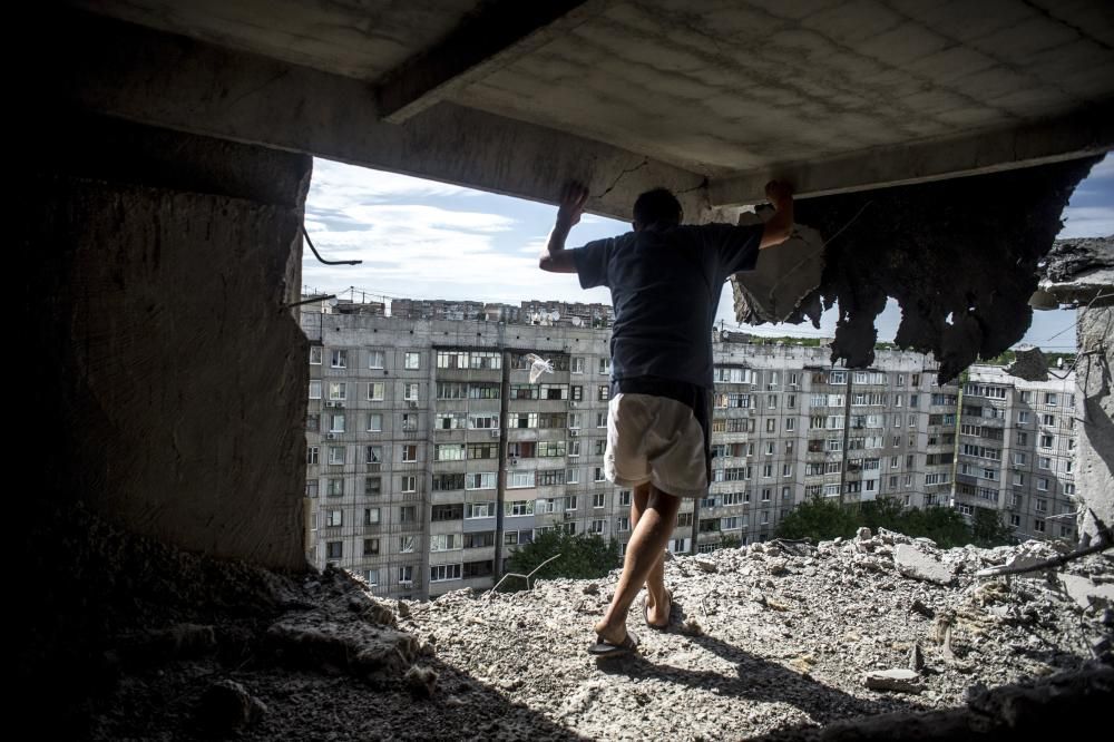 Imatge de la sèrie  "Dies Negres a Ucraïna", que mostra víctimes del conflicte ucranià a la localitat de Luganskaya