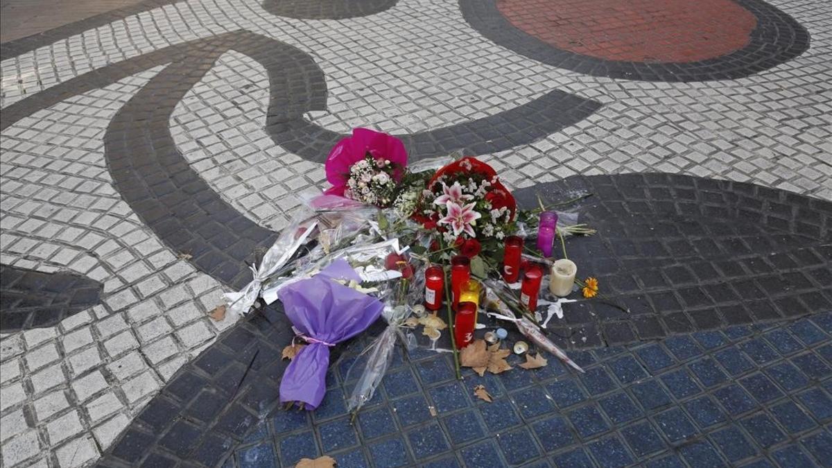 Ofrendas florales en La Rambla, un día antes del aniversario de los atentados del 17-A