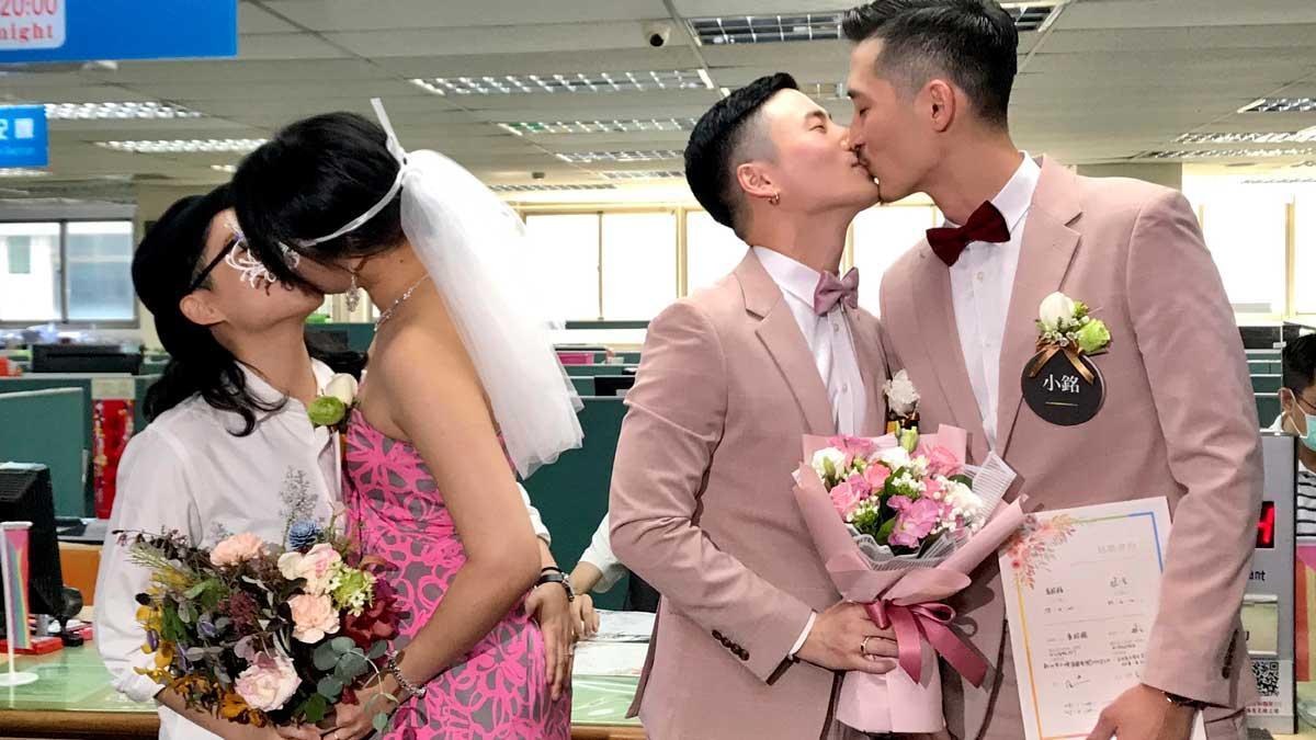 Una veintena de parejas homosexuales se casan en Taipei.