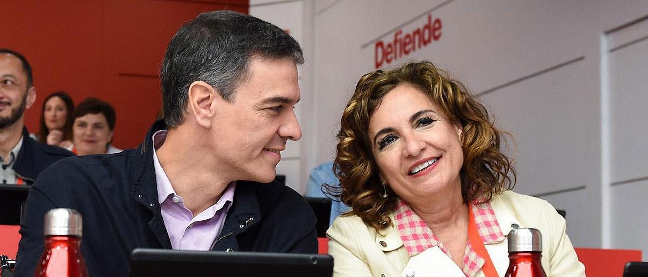 El secretario general del PSOE y presidente del Gobierno, Pedro Sánchez, y la ministra de Hacienda y Función Pública, María Jesús Montero.