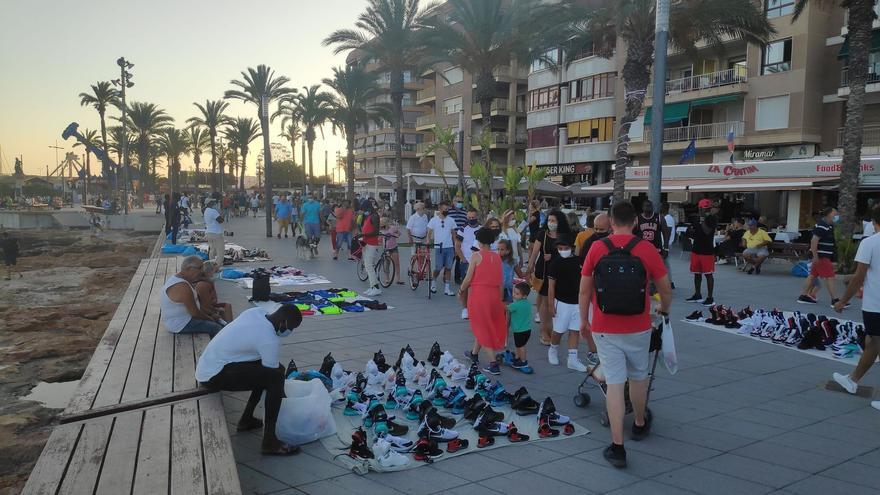 Críticas al verano en Torrevieja: manteros, patinetes y bicicletas