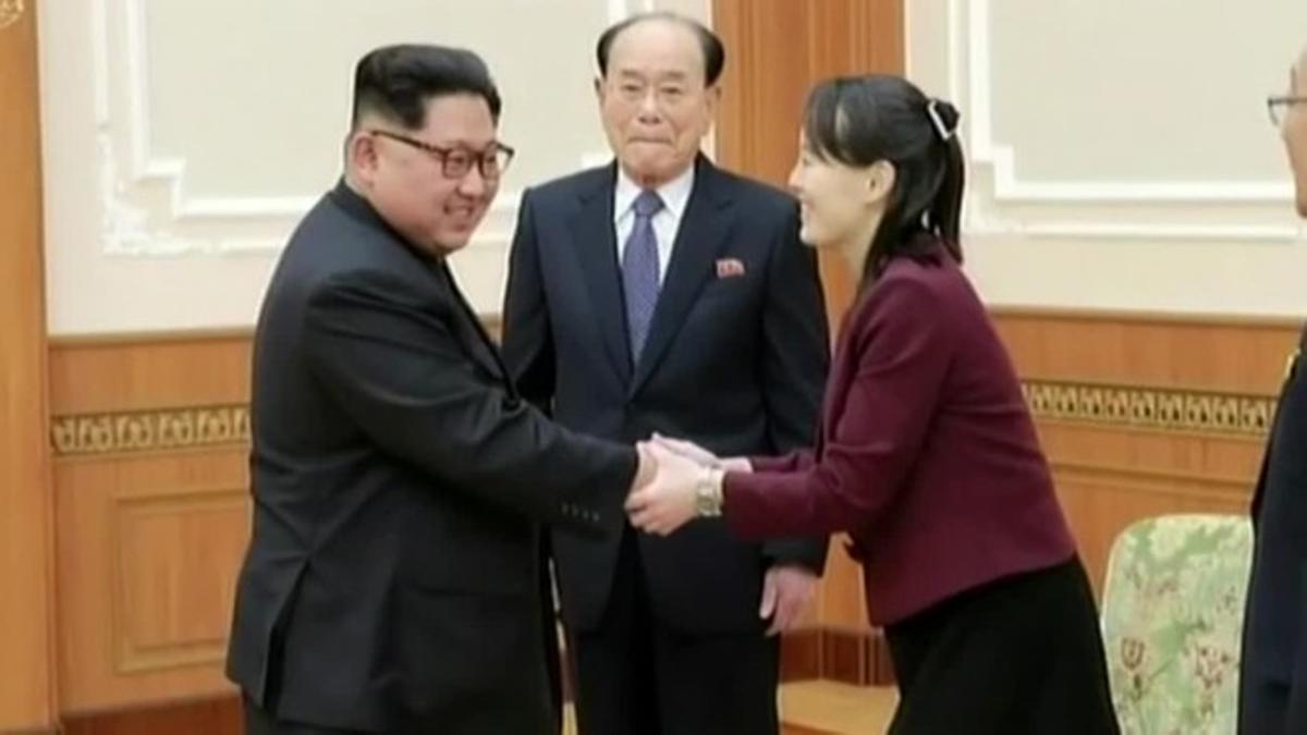Kim Jong-un recibe con honores a su hermana