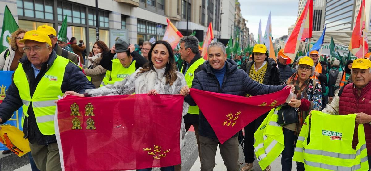 La consejera de Agricultura, Sara Rubira, y el secretario ejecutivo de Agua y Agricultura del PPRM, Jesús Cano, participaron en la manifestación en Bruselas.