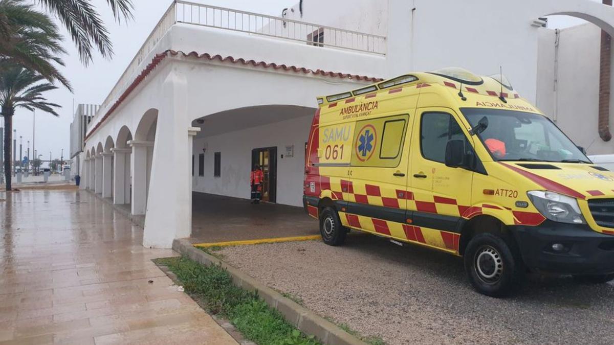 La ambulancia, Uvi-móvil, del 061 tenía base en la Savina  | D.I.