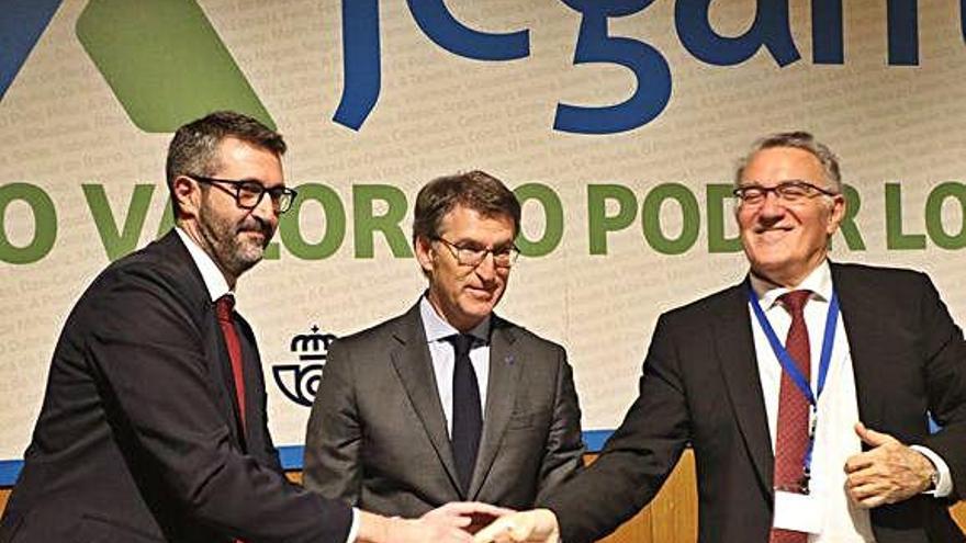 Alberto Varela, Núñez Feijóo y Alfredo García ayer en la Fegamp.