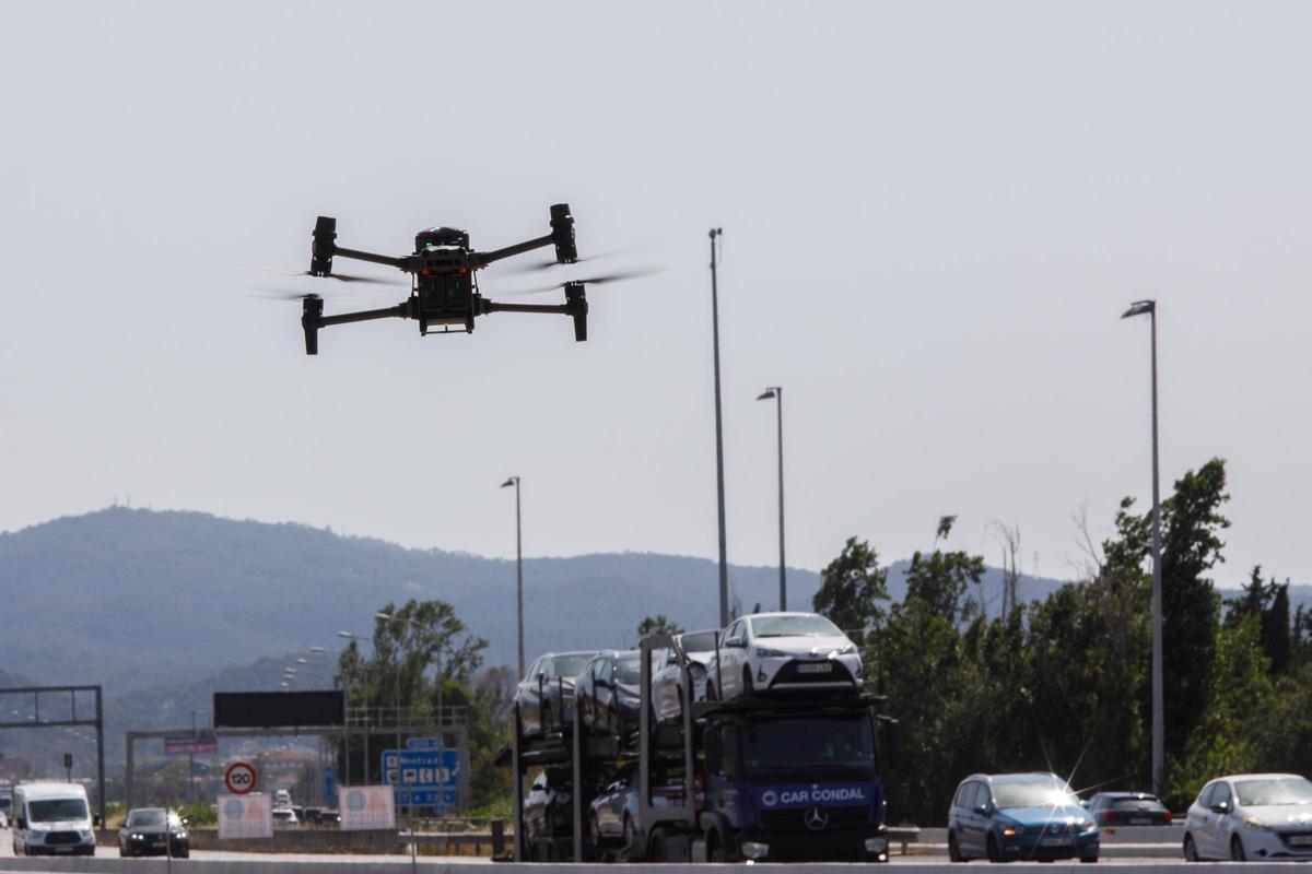 El dron de la unidad de tráfico de Mossos con el que se controlan las carreteras desde el aire