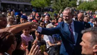 "Nos honra": miles de vecinos reciben en Badia del Vallès a los Reyes para celebrar su 50º aniversario