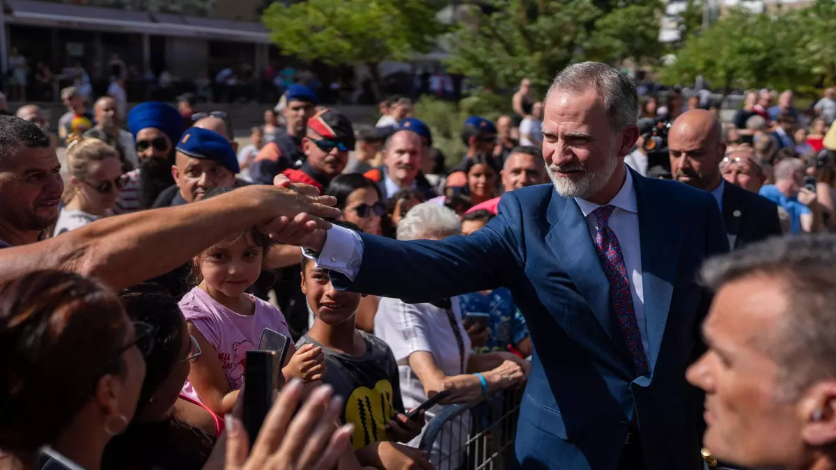 "Nos honra": miles de vecinos reciben en Badia del Vallès a los Reyes para celebrar su 50º aniversario