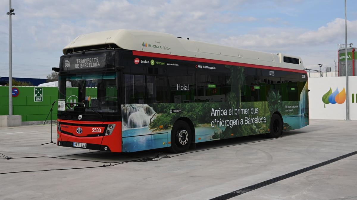 El primer autobus de hidrógeno de TMB que entra en funcionamiento en Barcelona