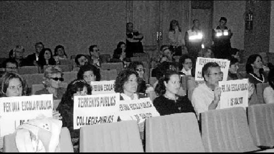 Gran parte de los asistentes al pleno manifestaron su rechazo a la recalificación de un solar municipal de uso educativo público para ubicar un colegio privado