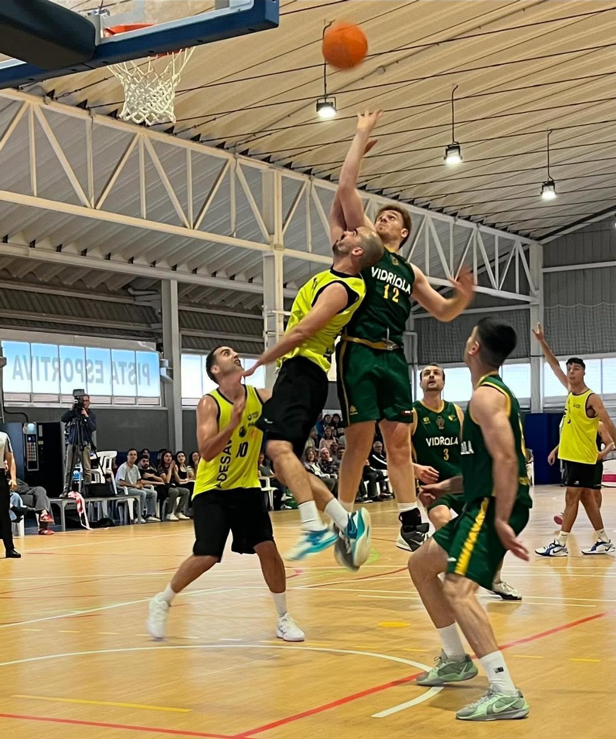 Un lance del último partido de la temporada disputado en el pabellón de Sueca.