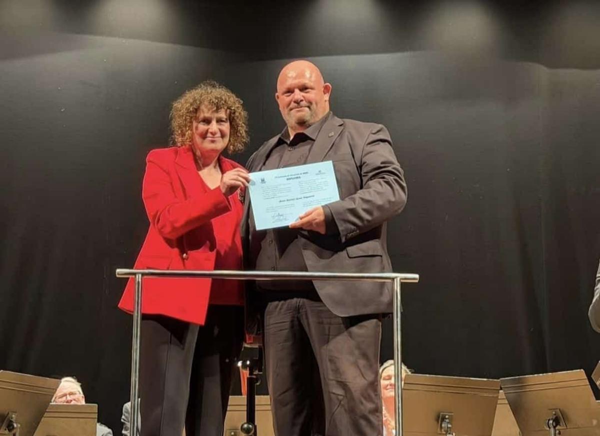 José Daniel Jover recibe el premio como ganador de la cuarta edición del concurso.