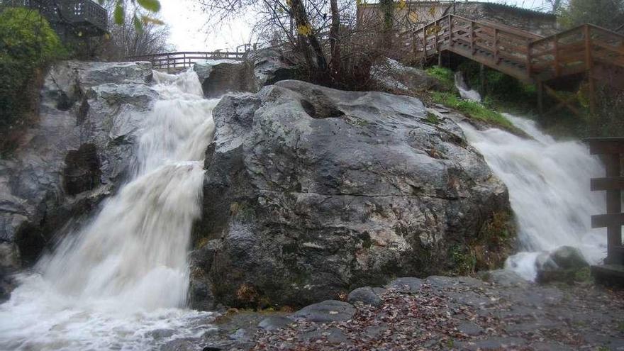 La cascada de A Feixa, en la parroquia redondelana de Reboreda, ayer por la tarde. // FdV