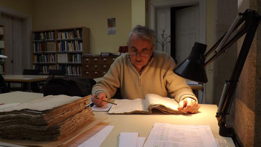 Manuel Uxío, investigando en el Archivo Provincial de Pontevedra en 2013. |   FDV