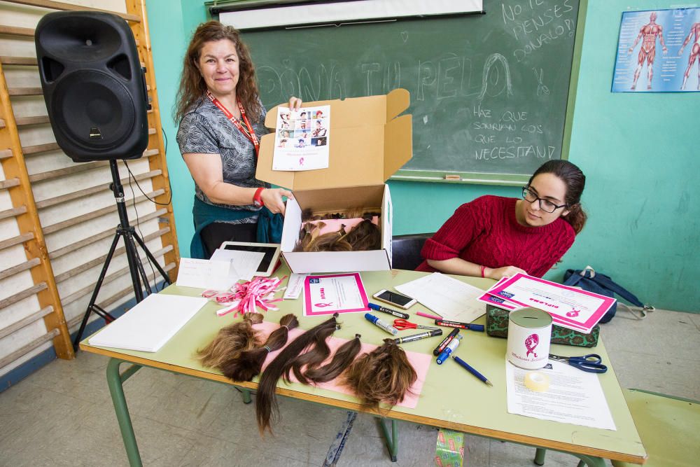 El Instituto Cabo de la Huerta conmemora el Día de la Mujer recaudando cabello y donativos