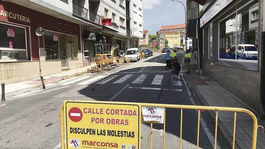 La calle Alexandre Bóveda, cerrada al tráfico por obras. // Muñiz
