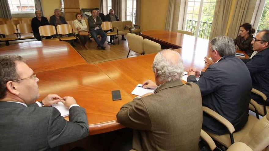 Vecinos y técnicos de Medio Ambiente, ayer, durante la reunión en Agolada. // Bernabé/Gutier