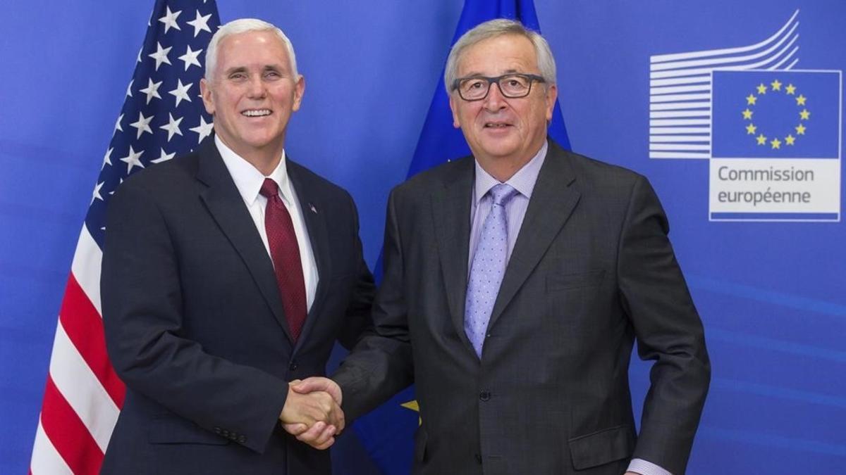 Juncker (derecha) y Mike Pence, vicepresidente de EEUU, en Bruselas, el 20 de febrero.