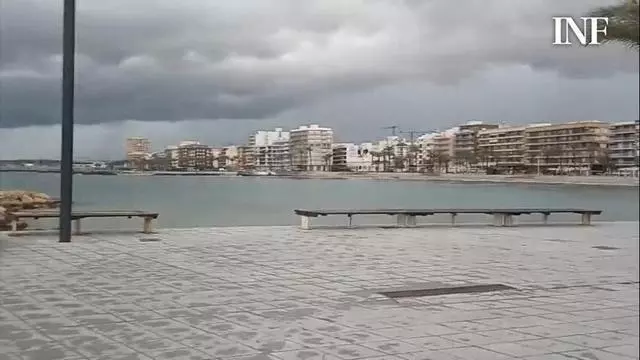 Así ha sido la llegada de la tormenta a Torrevieja a primera hora de la mañana