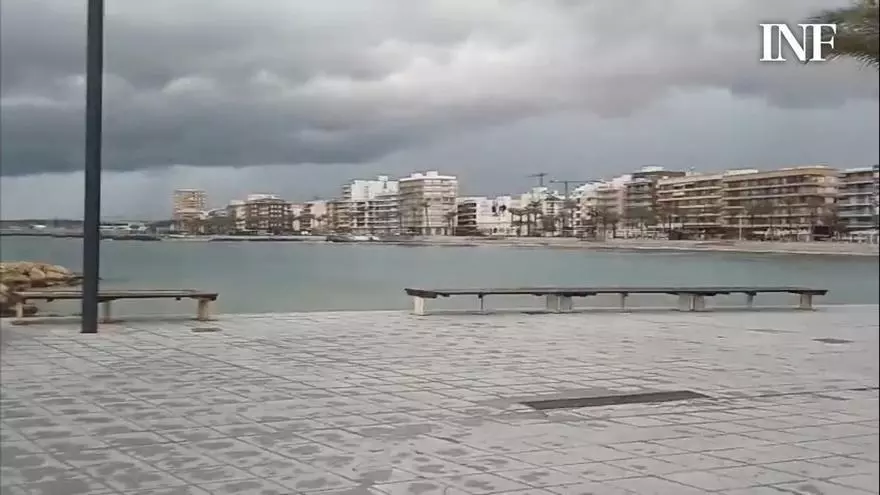Así ha sido la llegada de la tormenta a Torrevieja a primera hora de la mañana