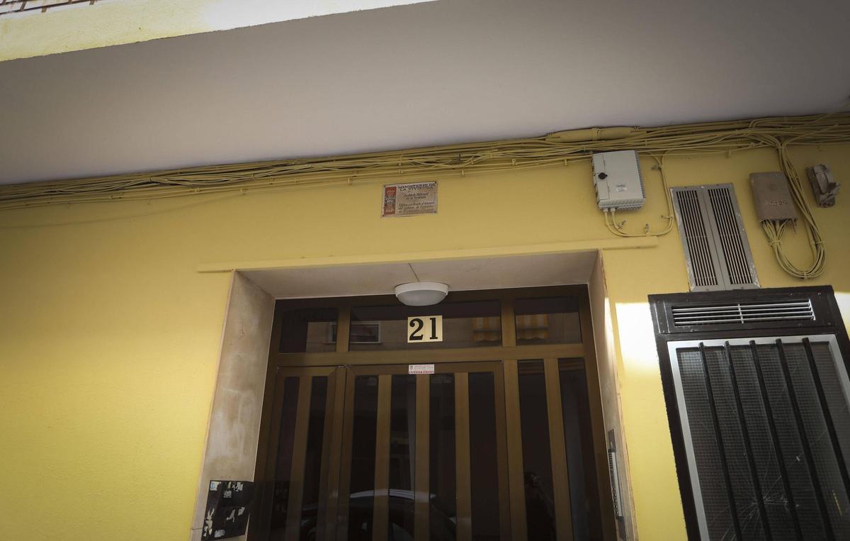 Uno de los portales donde se converva la placa del Ministerio de Vivienda franquista.