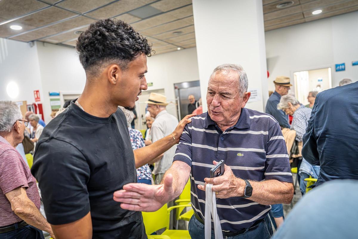 Omar El Hilali, jugador del RCD Espanyol durante la presentación de la Red Antirumores de L'Hospitalet.