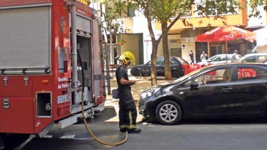 Los bomberos sofocan un extractor repleto de humo en un restaurante