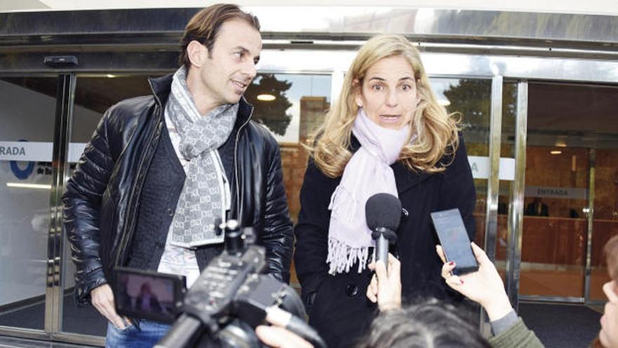 Arantxa Sánchez Vicario y su marido, a la salida del tanatorio. // Efe