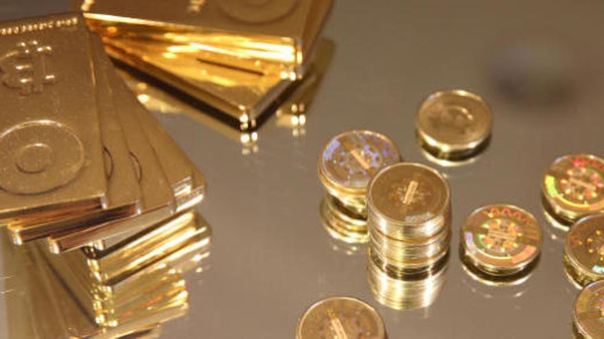 Varias monedas de bitcoin, fabricadas en oro