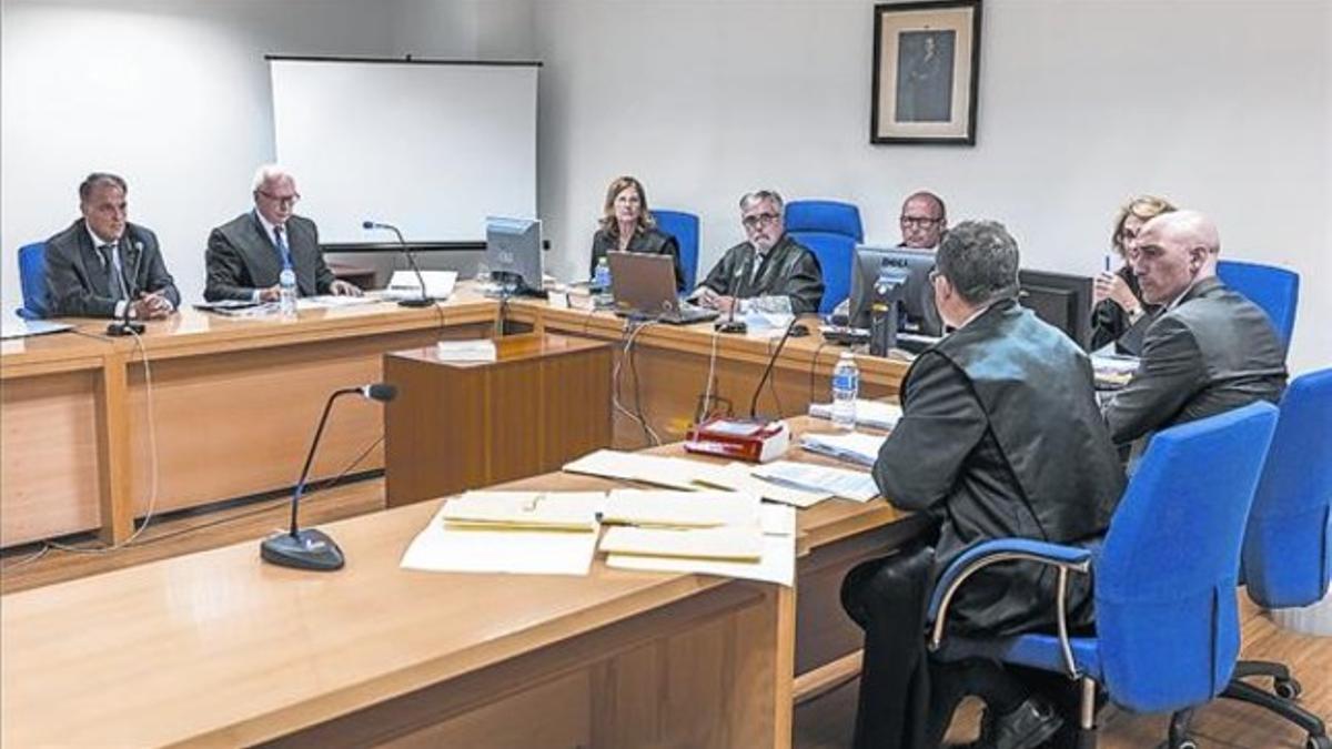 Tebas (primero por la izquierda) y Rubiales (primero por la derecha), ayer, en la vista en la Audiencia Nacional.