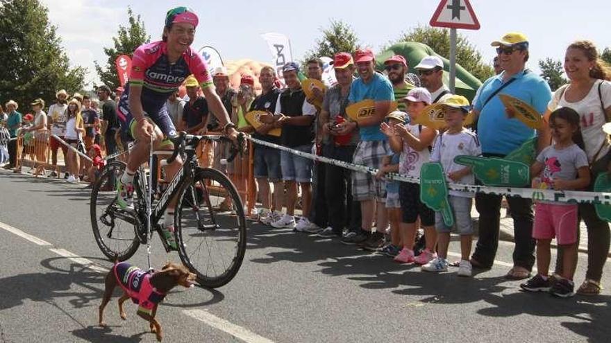 A la izquierda, una premonitoria pancarta dedicada a Contador; arriba, el japonés Yukiya Arashiro pasea a su inseparable mascota.