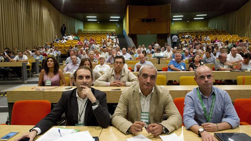 El secretario general del PA, Antonio Jesús Ruiz, José David Sánchez, el secretario local el PA en Cádiz, y el secretario provincial del Partido Andalucista de Málaga, Óscar Pérez, durante la celebración del XVII Congreso Nacional Extraordinario del Partido Andalucista.