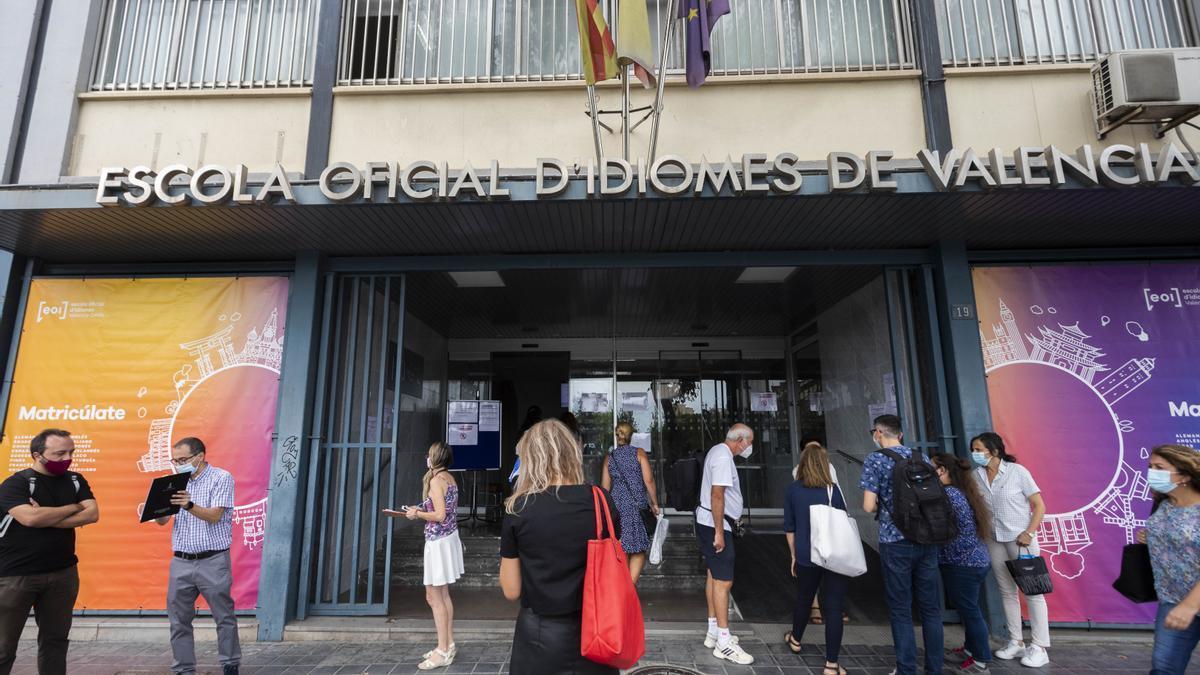 Jóvenes en la puerta de la Escuela Oficial de Idiomas de València-Saïdia.