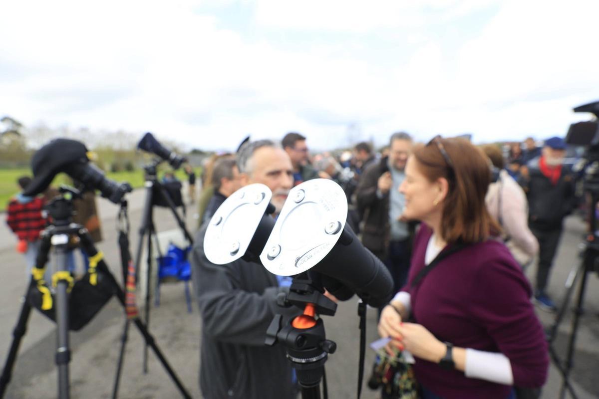 Gijoneses siguiendo un eclipse parcial el pasado año desde el campus de Gijón.