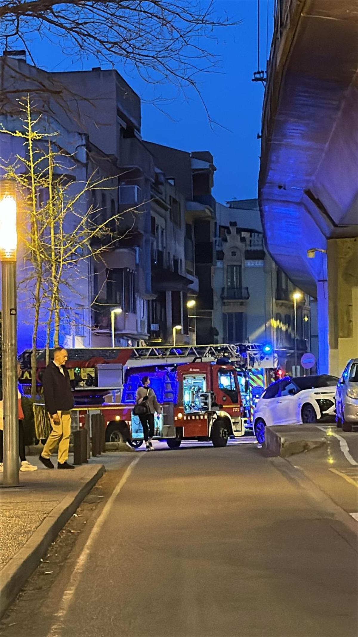 Quatre dotacions dels Bombers han actuat al carrer Ramon Turró de Girona per extingir el foc i ventilar el baix afectat.