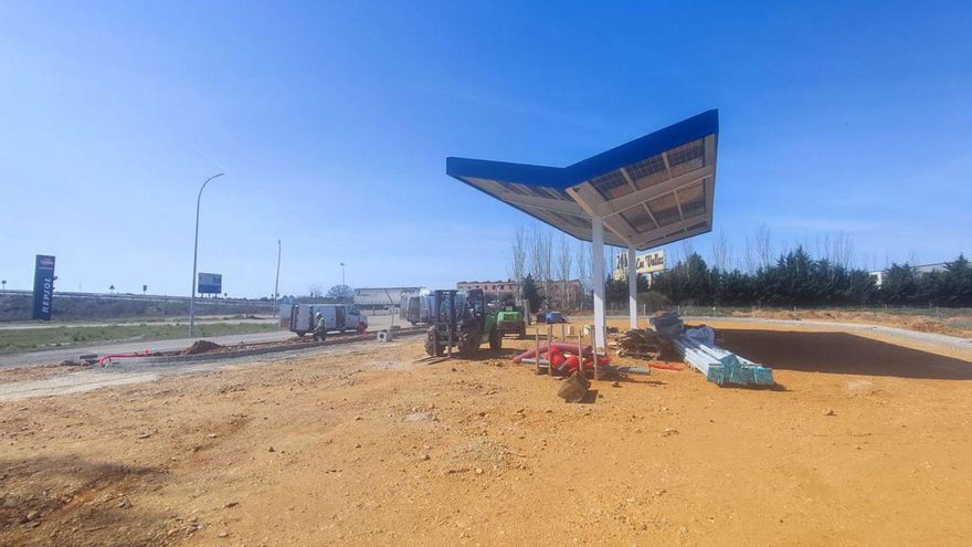 Ocho postes de recarga en la electrolinera de Quintanilla de Urz