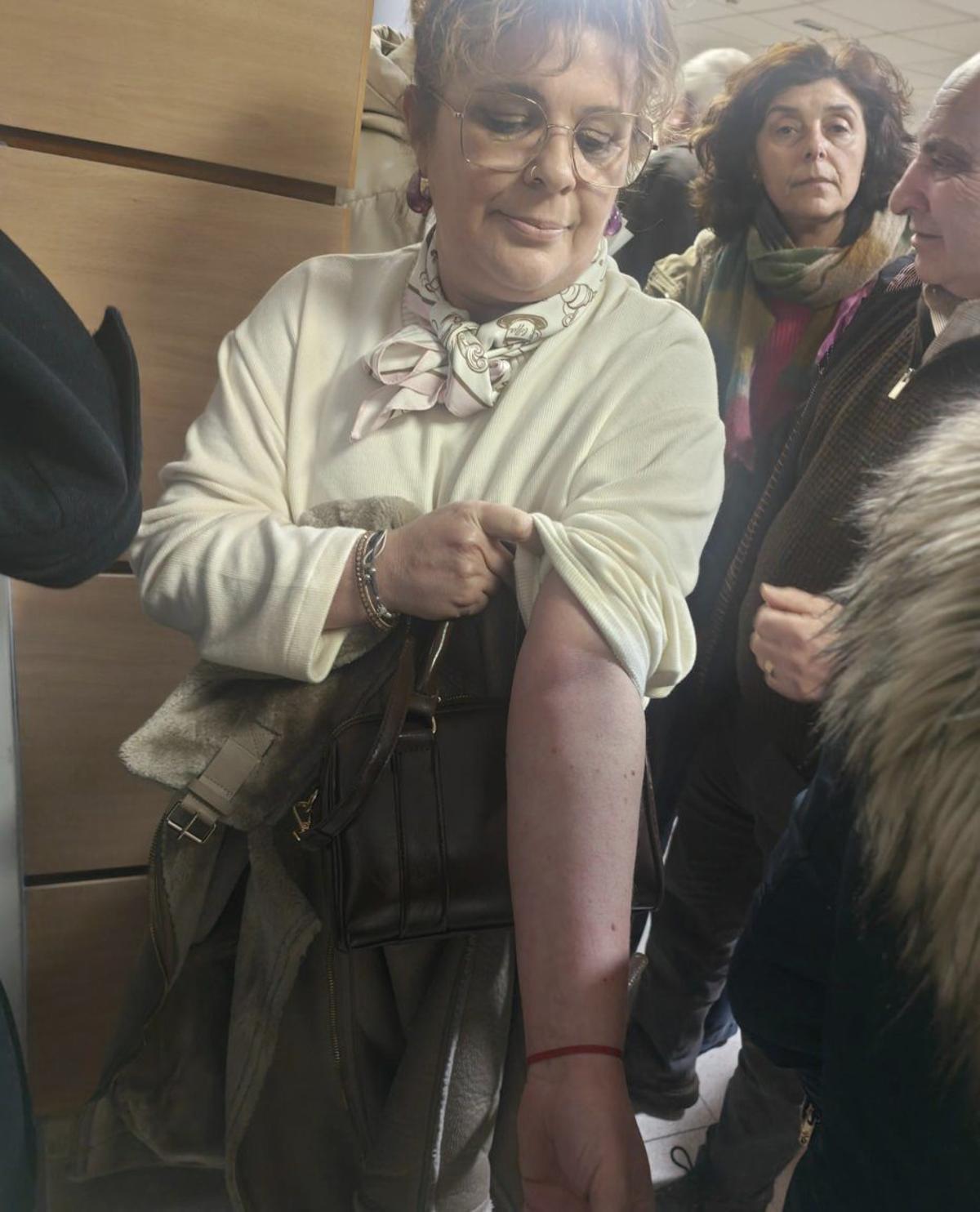 Santomé, tras la asamblea, mostrando el brazo «dolorido». | P.H.G.