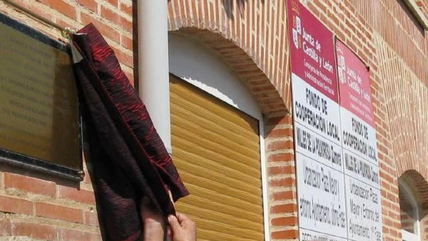 Sergio Núñez (izquierda) inaugura el Ayuntamiento de Milles.