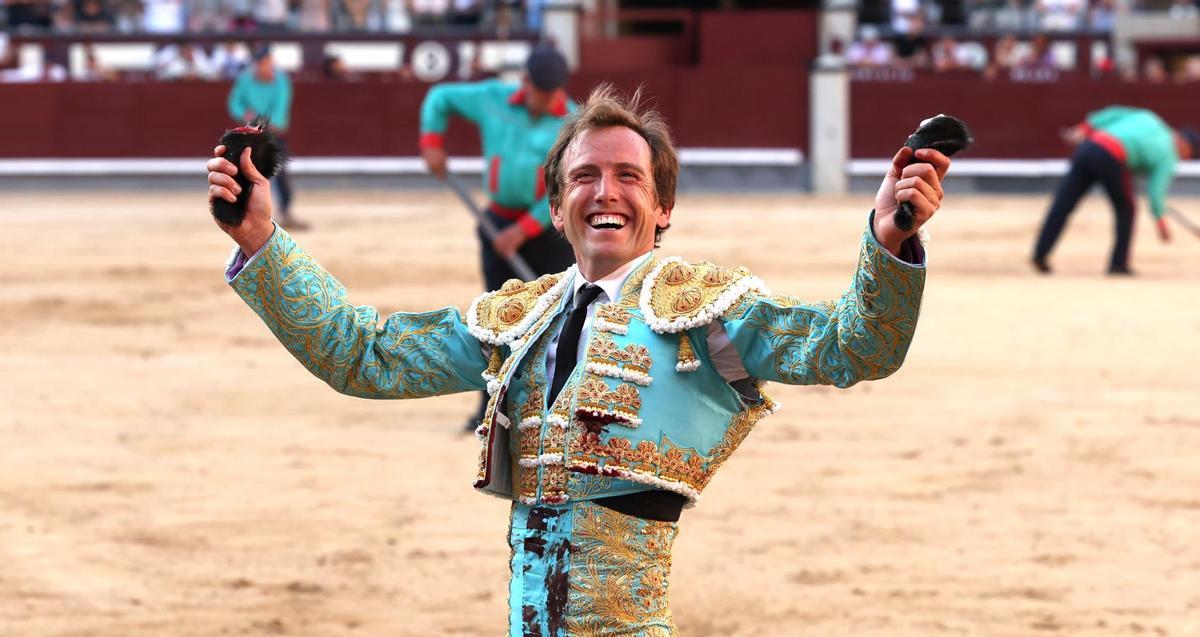El torero valenciano Román Collado pasea las dos orejas de 'Gallarete', de Victorino Martín