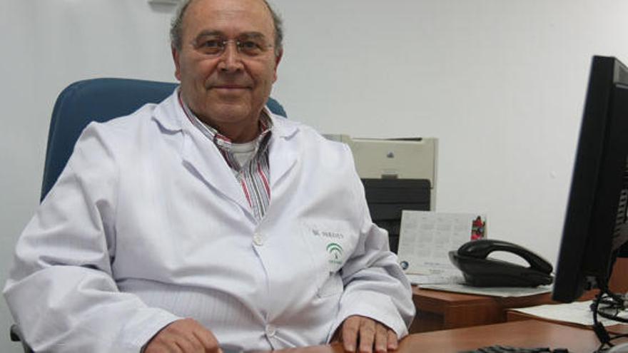 El doctor Márquez en su despacho en el Hospital Clínico.