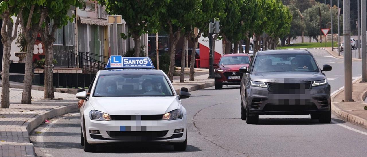 Alumnos de una autoescuela de Elda realizan prácticas por la avenida del Mediterráneo en el término limítrofe con Petrer. | ÁXEL ÁLVAREZ