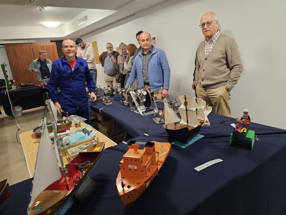 En primer término, por la izquierda, Nicolás Batalla, Luis Batalla, y Ángel Valle, en la muestra.