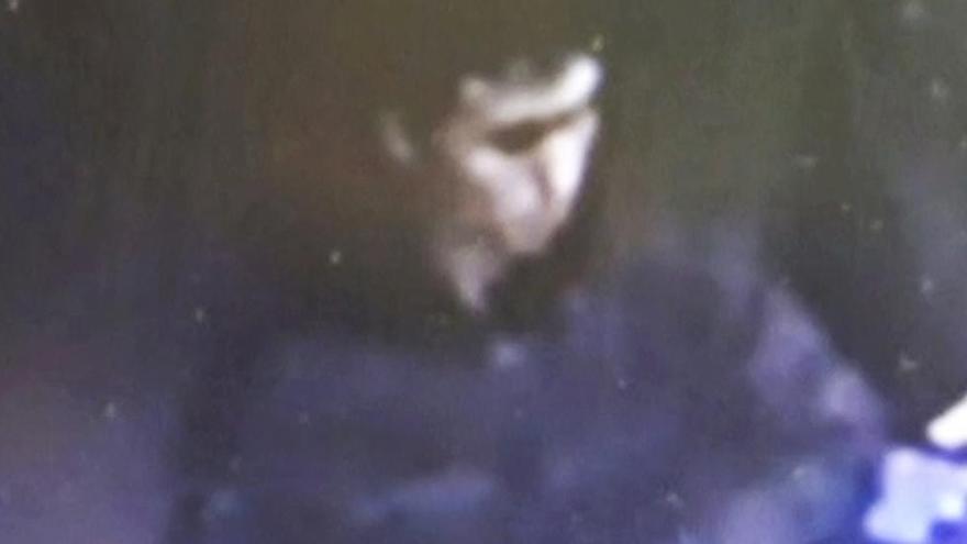 Imatge extreta d&#039;un vídeo en la qual es pot veure el sospitós de perpetrar l&#039;atac a la discoteca