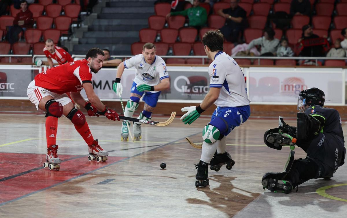 Roberto Di Benedetto intenta un remate entre jugadores del Liceo.