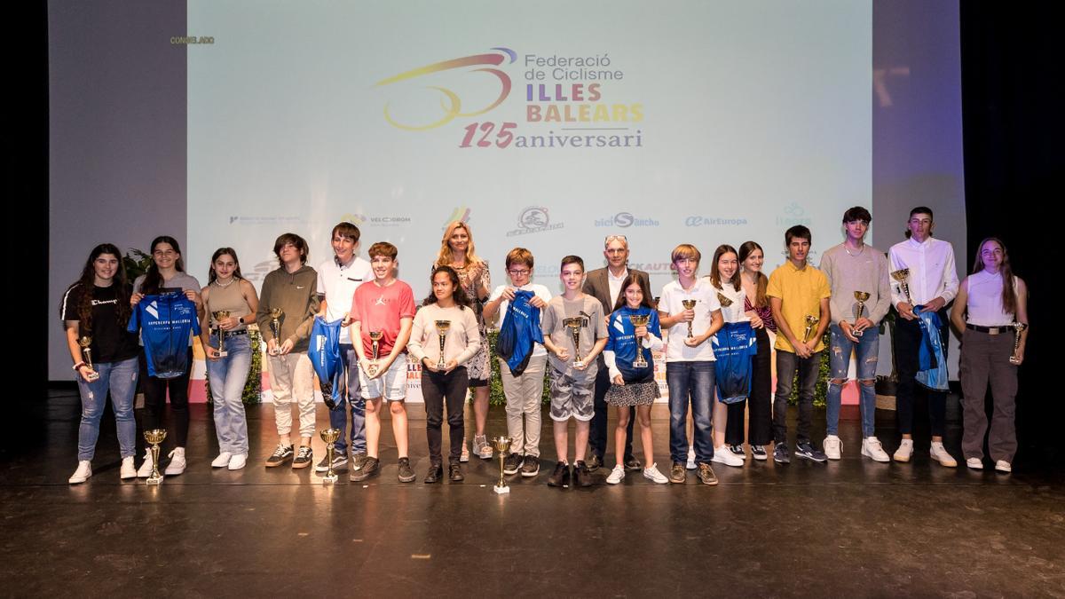 Grupo de ciclistas premiados en la Gala de la FCIB