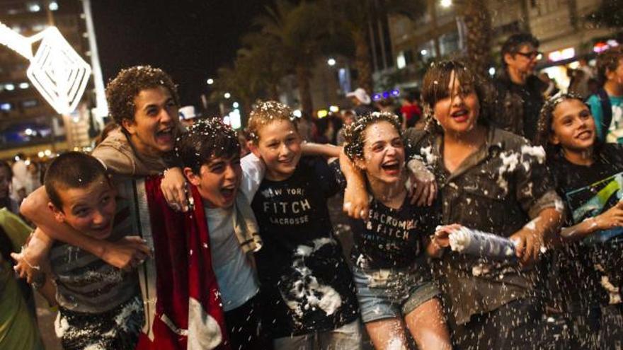 día de la independencia. Un grupo de adolescentes israelíes celebra con una batalla de espuma el 46.º Día de la Independencia de su país. Un millón de personas acudió a lo largo del día a alguno de los actos conmemorativos.