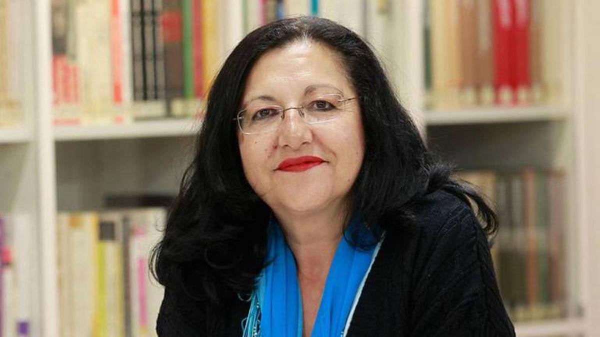 La autora Inma Chcón visita la UA en el Día del Libro