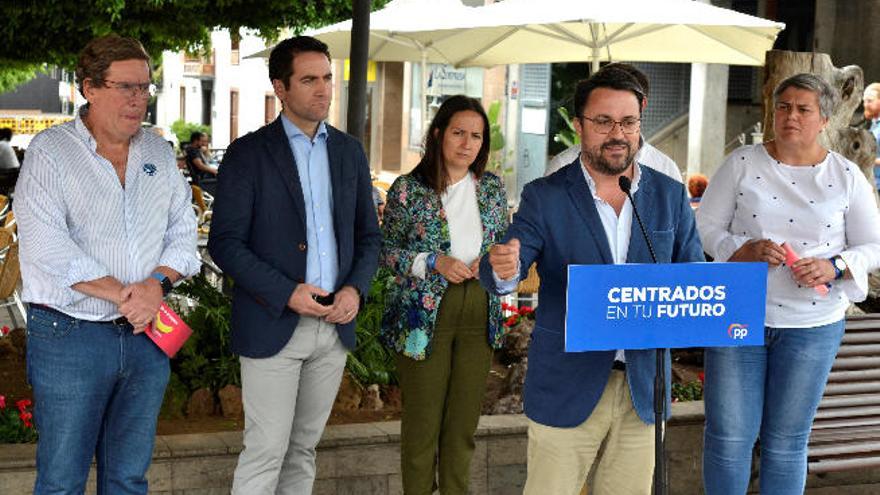 Antona  arropado por García Egea y los candidatos palmeros